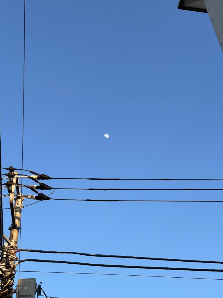 月が見える空